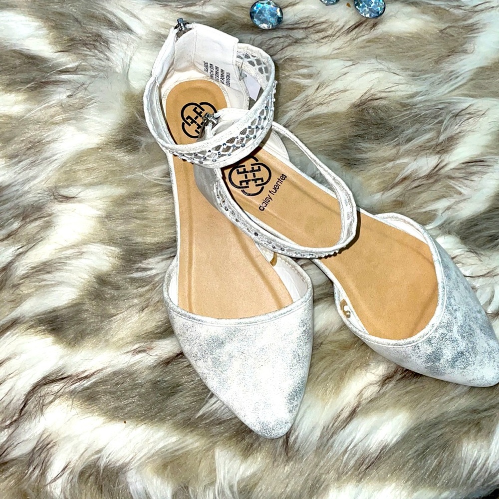 Daisy Fuentes Sz10W Levi flats With silver and rhinestone ankle straps. NNB